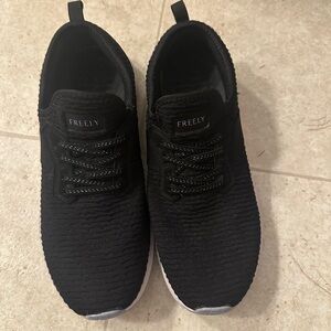 Freely women’s Lexi slip on black sneakers size 10B